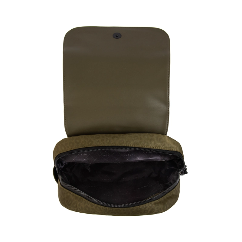 MOCHILA CON TAPA SELINA MEDIANA VERDE OLIVA - 4