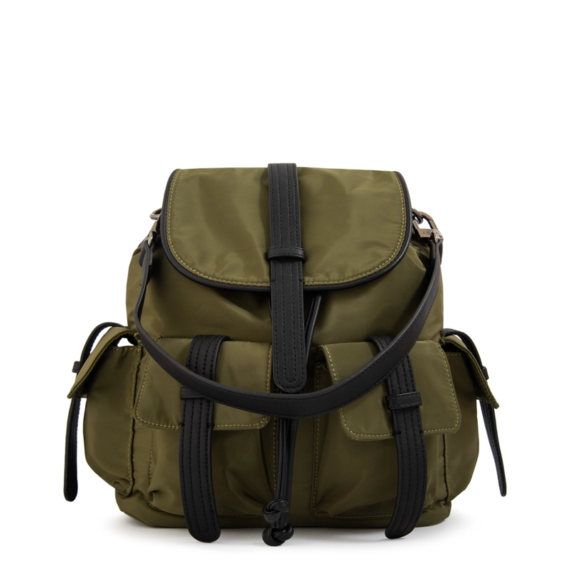 MOCHILA CON TAPA XIMENA MEDIANA VERDE OLIVA - 1