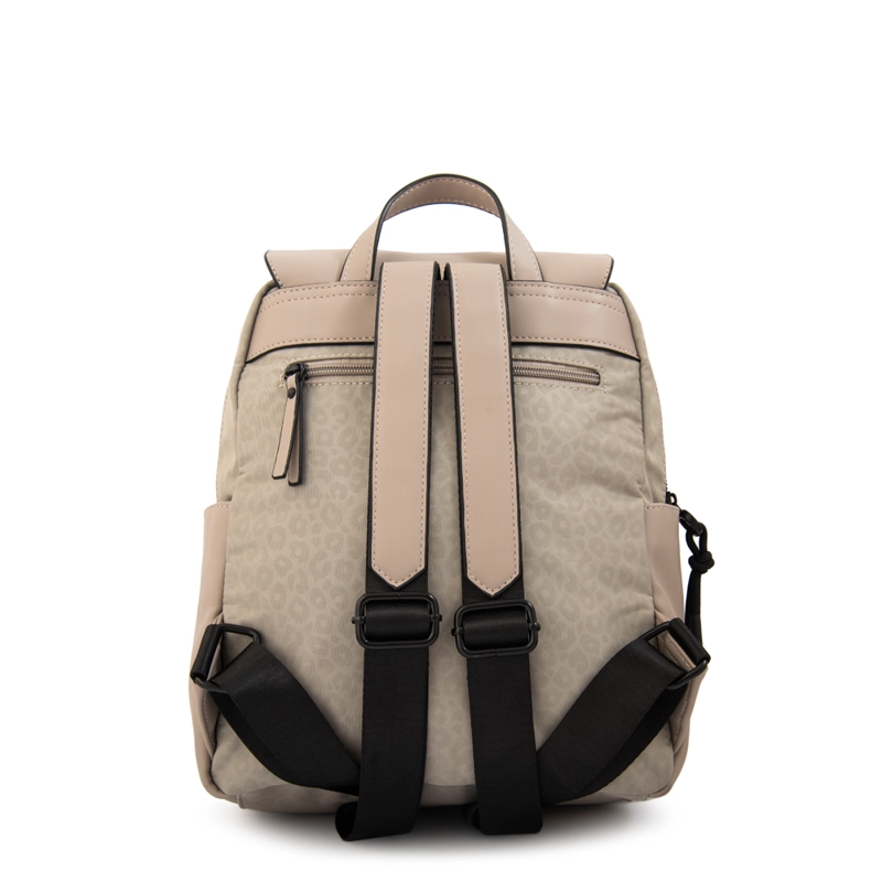 MOCHILA CON TAPA SELINA MEDIANA GRIS - 3