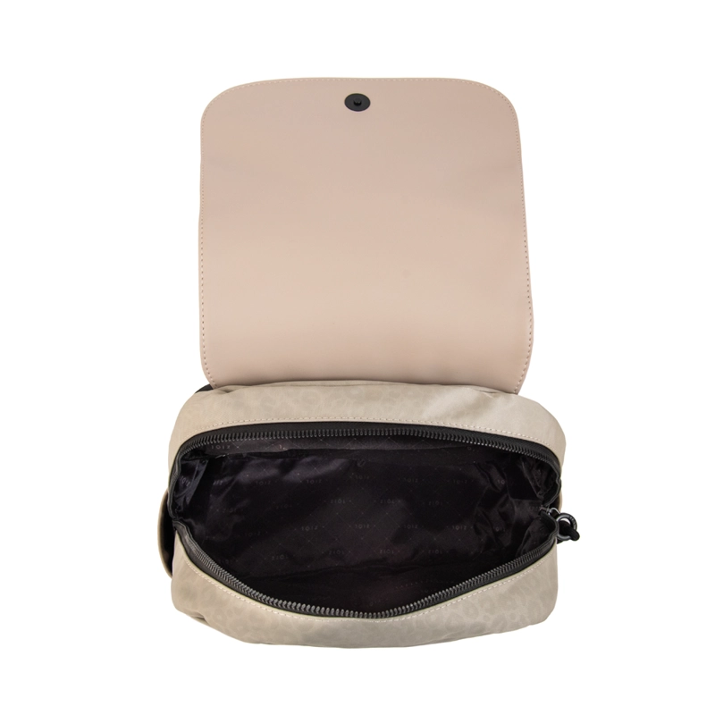 MOCHILA CON TAPA SELINA MEDIANA GRIS - 4