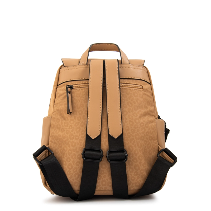 MOCHILA CON TAPA SELINA MEDIANA BEIGE - 3