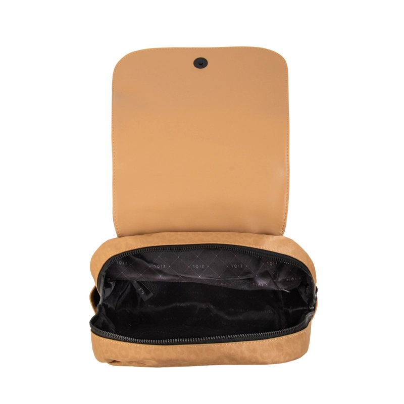 MOCHILA CON TAPA SELINA MEDIANA BEIGE - 4