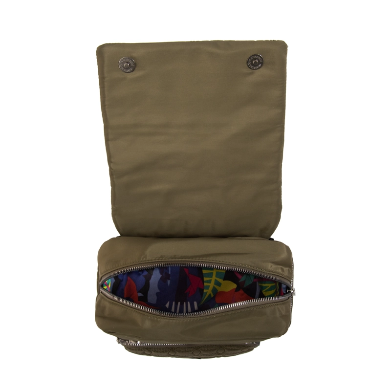 MOCHILA CON TAPA SAHARA PEQUEÑA VERDE OLIVA - 4