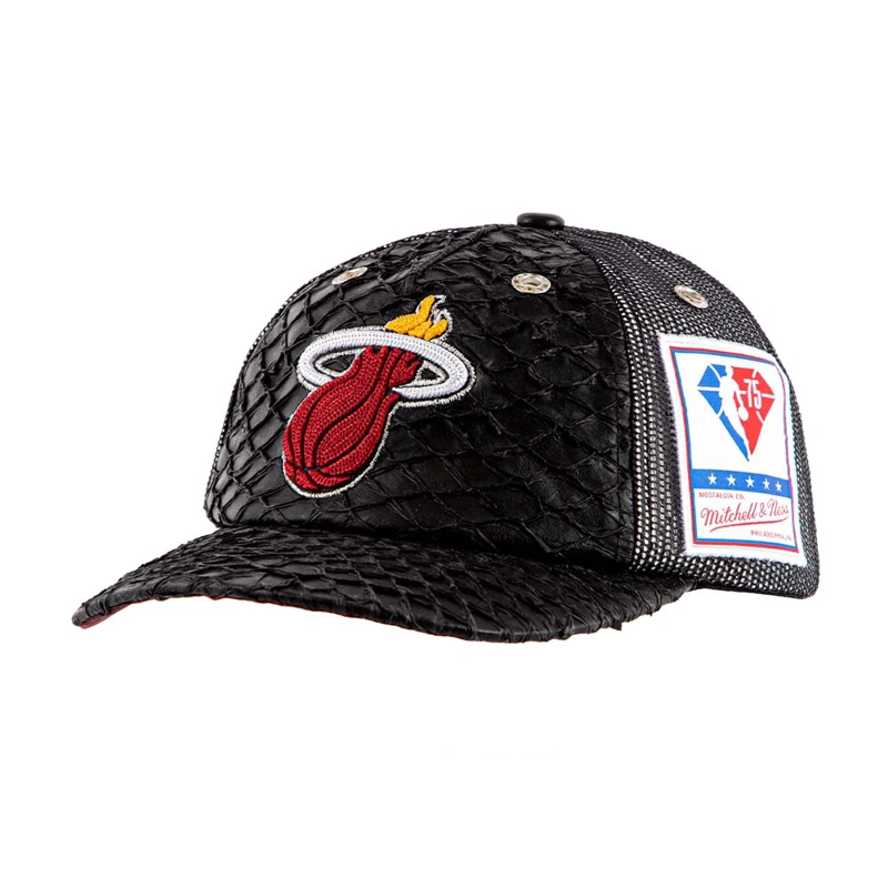 GORRO JOCKEY MITCHELL AND NESS MIAMI HEAT SNAPBACK PLATINUM LUX TRUCKER NEGRO - 1
