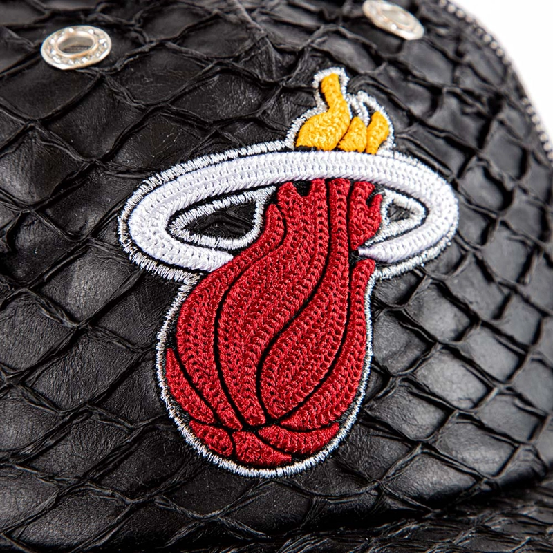 GORRO JOCKEY MITCHELL AND NESS MIAMI HEAT SNAPBACK PLATINUM LUX TRUCKER NEGRO - 4