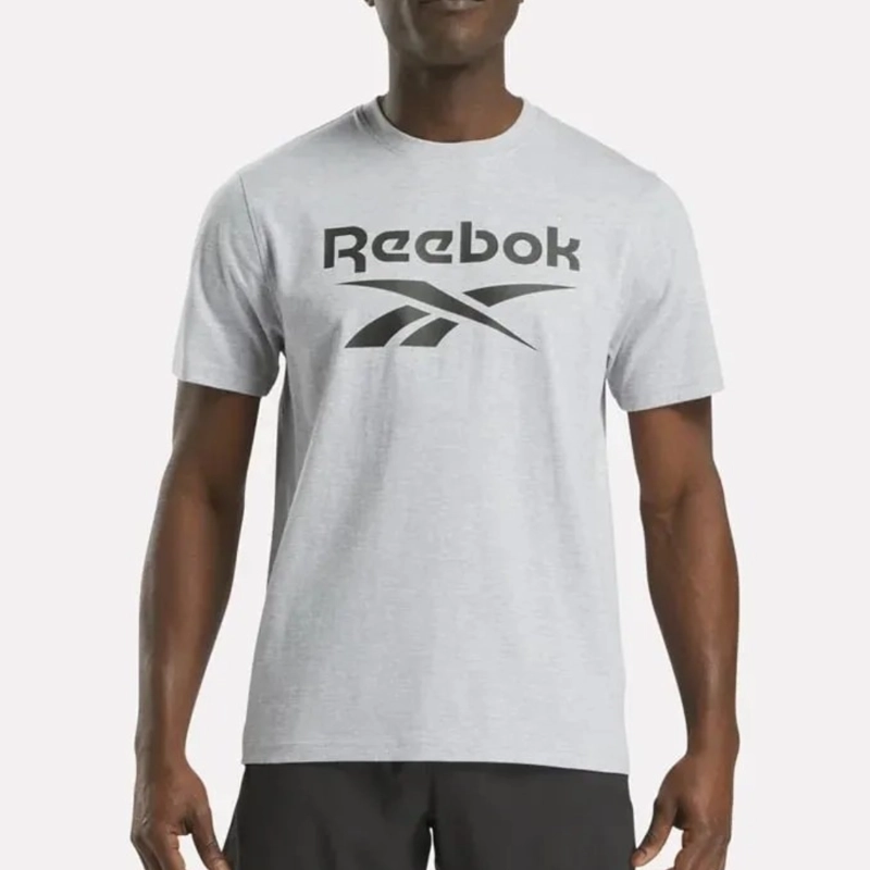 POLERA HOMBRE REEBOK DEPORTIVA ALGODON LOGO FRONTAL GRIS MELANGE - 1
