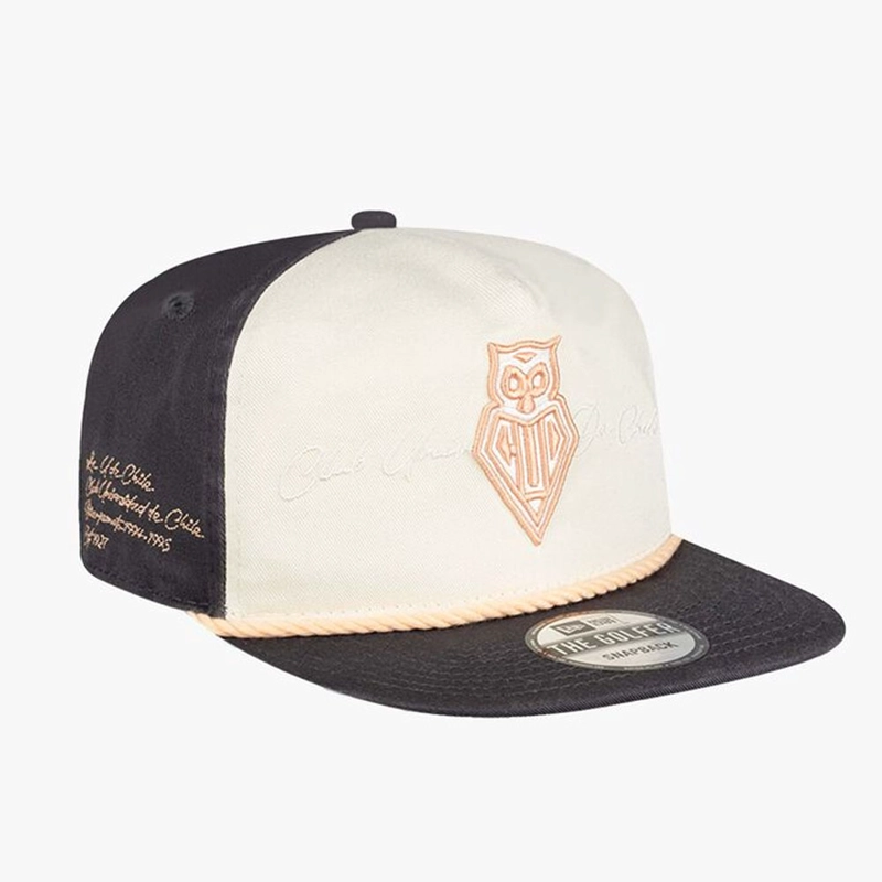 JOCKEY GORRA NEW ERA 59FIFTY UNIVERSIDAD DE CHILE FUTBOL BEIGE ROSA - 3