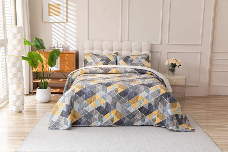 CUBRECAMA QUILT ESTAMPADO SHERPA EXTRA CALIDO CHANTILLY 1.5 PLAZAS GRIS MARENGO - 2