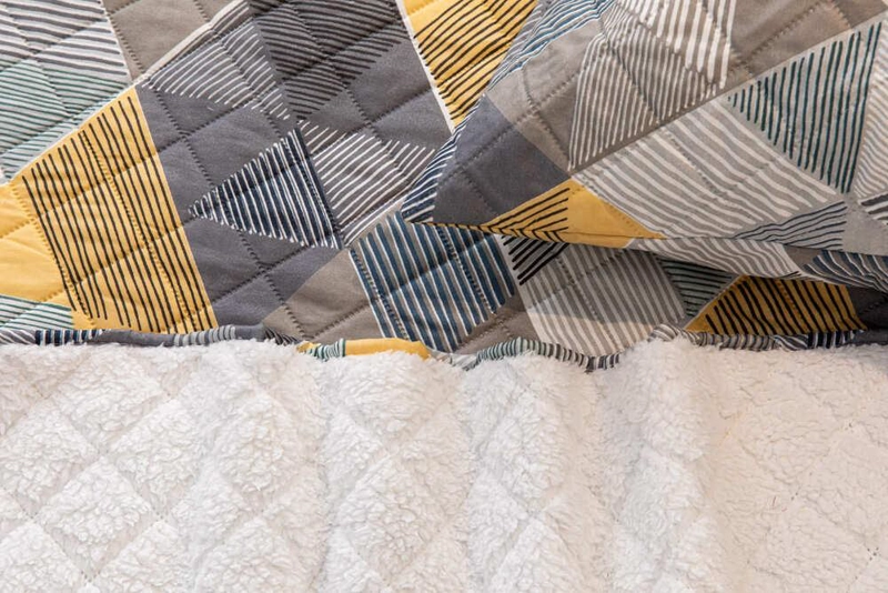 CUBRECAMA QUILT ESTAMPADO SHERPA EXTRA CALIDO CHANTILLY 1.5 PLAZAS GRIS MARENGO - 4