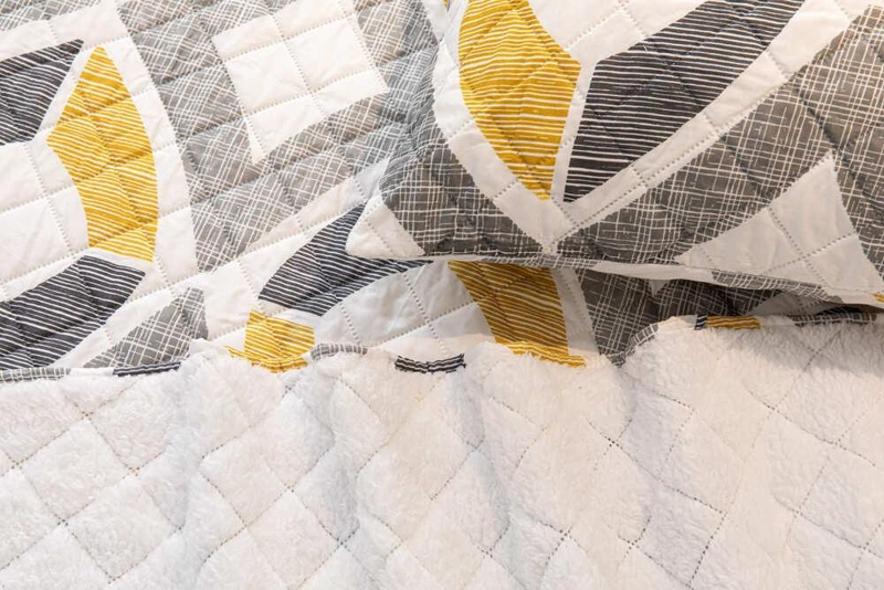 CUBRECAMA QUILT ESTAMPADO SHERPA EXTRA CALIDO CHANTILLY 2 PLAZAS GRIS MARENGO - 4