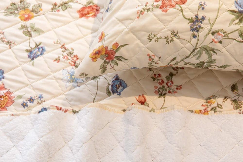 CUBRECAMA QUILT ESTAMPADO SHERPA EXTRA CALIDO CHANTILLY 2 PLAZAS BEIGE - 4