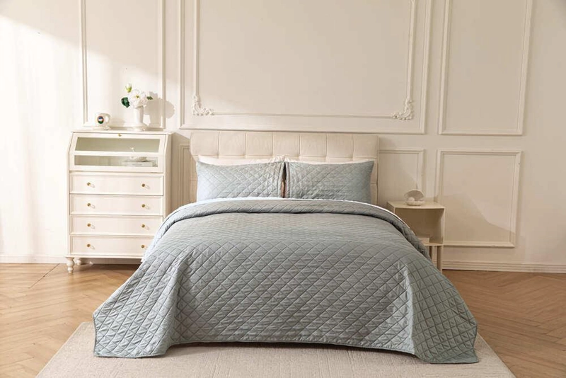 CUBRECAMA QUILT SHERPA EXTRA CALIDO CHANTILLY 1.5 PLAZAS GRIS PLATA - 2