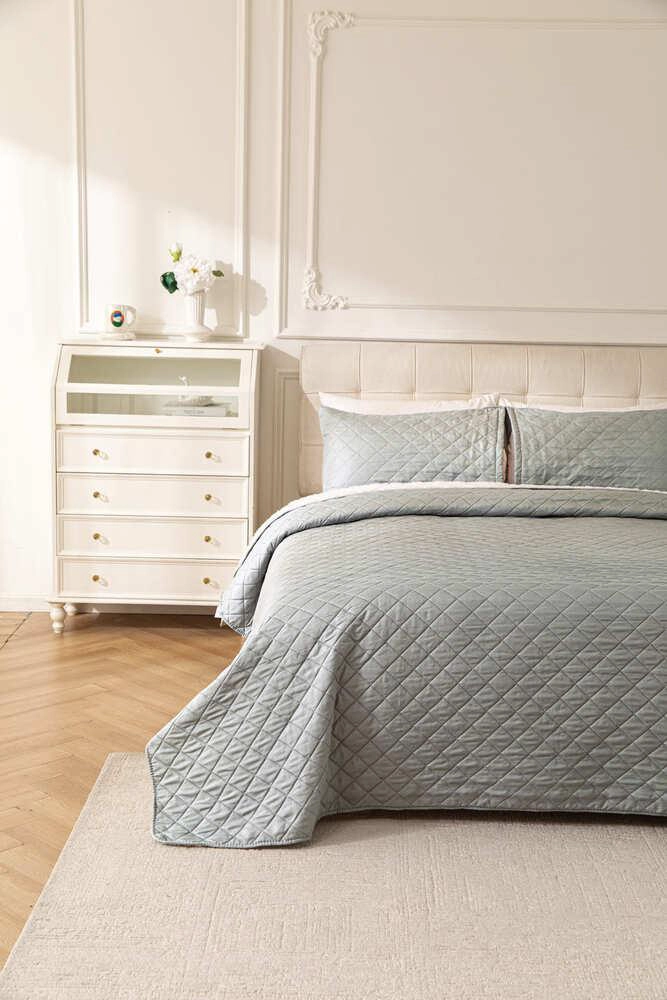 CUBRECAMA QUILT SHERPA EXTRA CALIDO CHANTILLY 1.5 PLAZAS GRIS PLATA - 3