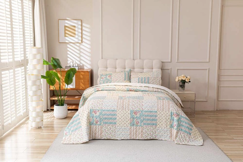 CUBRECAMA QUILT ESTAMPADO SHERPA EXTRA CALIDO CHANTILLY 1.5 PLAZAS BEIGE - 2