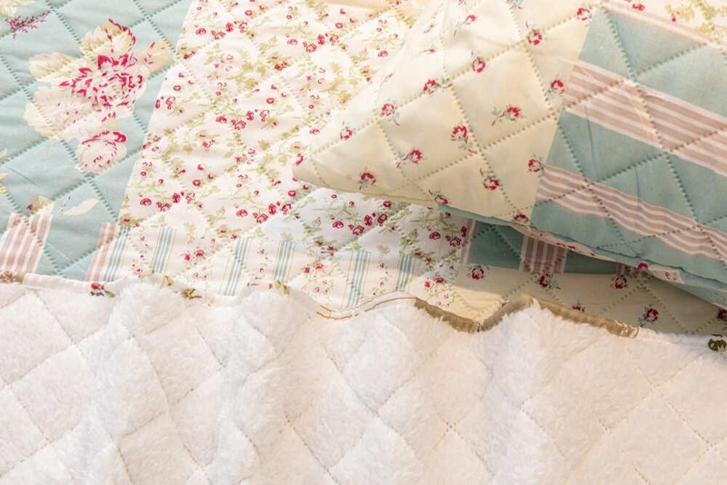 CUBRECAMA QUILT ESTAMPADO SHERPA EXTRA CALIDO CHANTILLY 1.5 PLAZAS BEIGE - 4