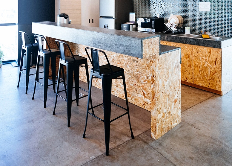 PISO BAR NOVAHUS TABURETE TOLIX RESPALDO NEGRO PACK 4 - 6
