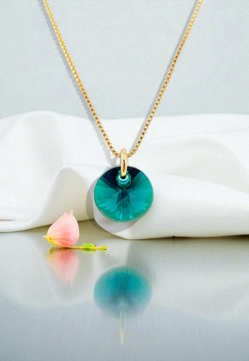 COLLAR PUNTO DE LUZ GOLD 24K CREADO CON CRISTALES DE SWAROVSKI® EMERALD - 2