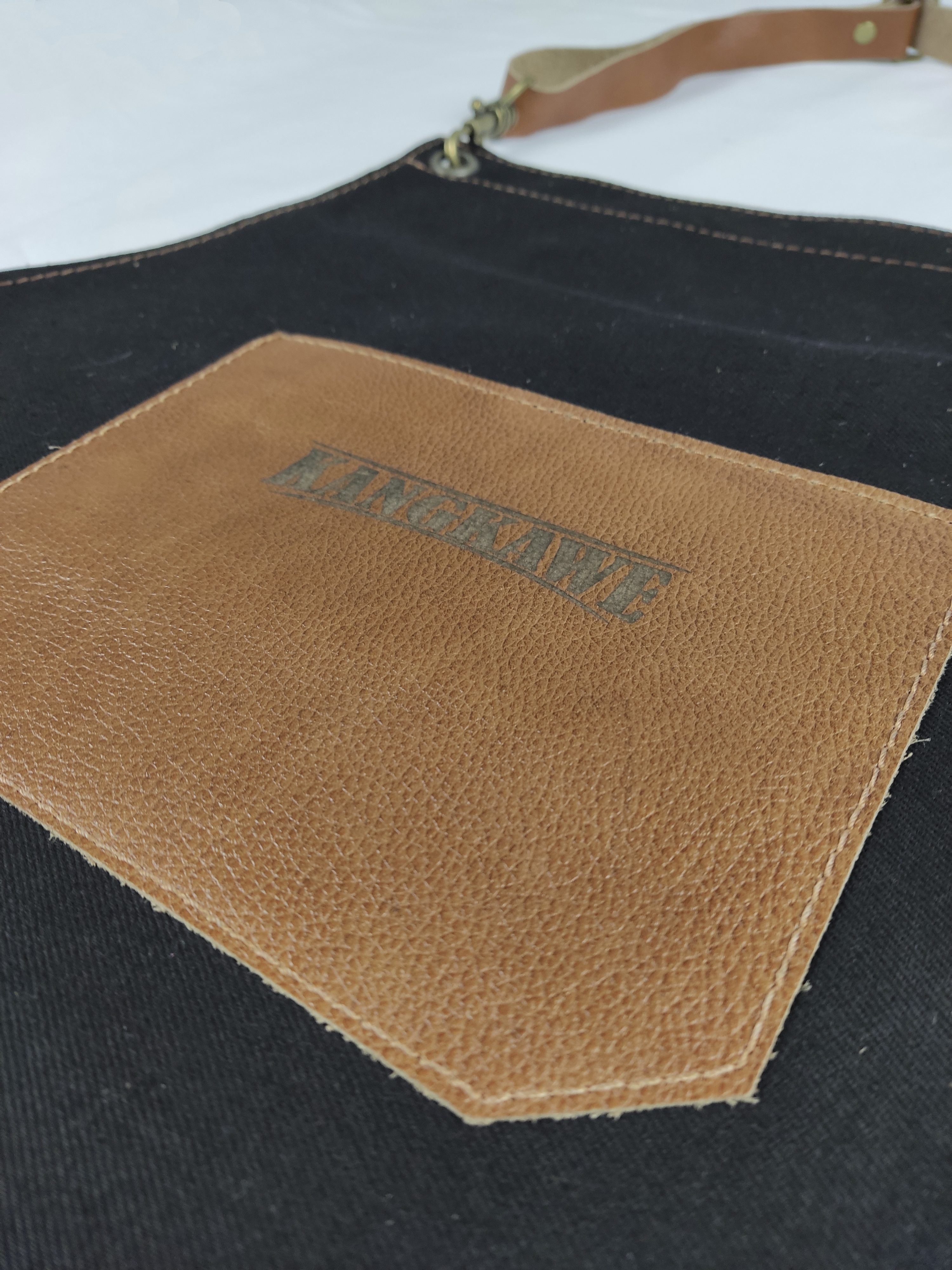 PECHERA PARRILLERA DE JEANS CON CUERO - 3