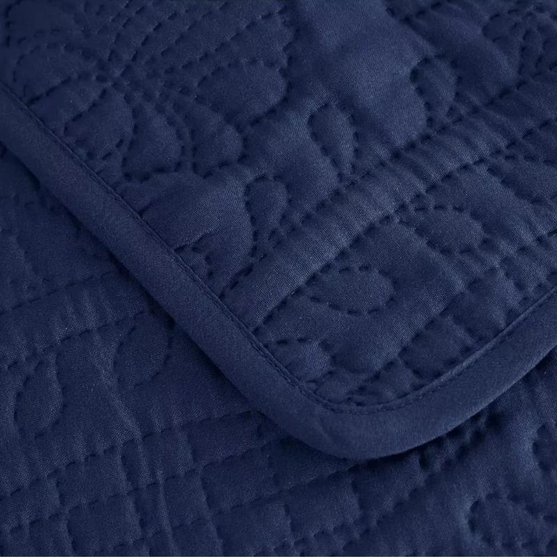 CUBRECAMA IMPORTCLICK AZUL BORDADO QUILT REVERSIBLE QUEEN 228X228 CM MÁS FUNDAS ALMOHADA - 6