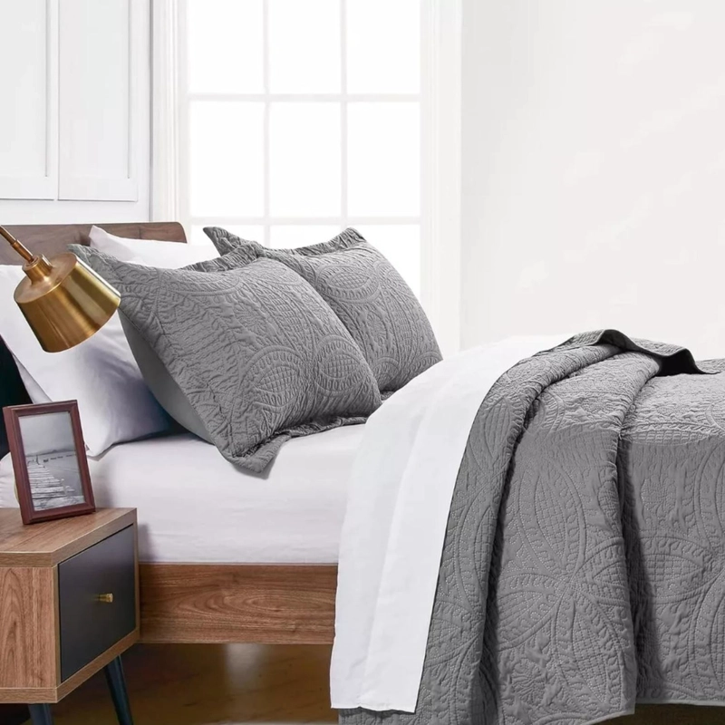 CUBRECAMA IMPORTCLICK GRIS BORDADO QUILT REVERSIBLE QUEEN 228X228 CM MÁS FUNDAS ALMOHADA - 3