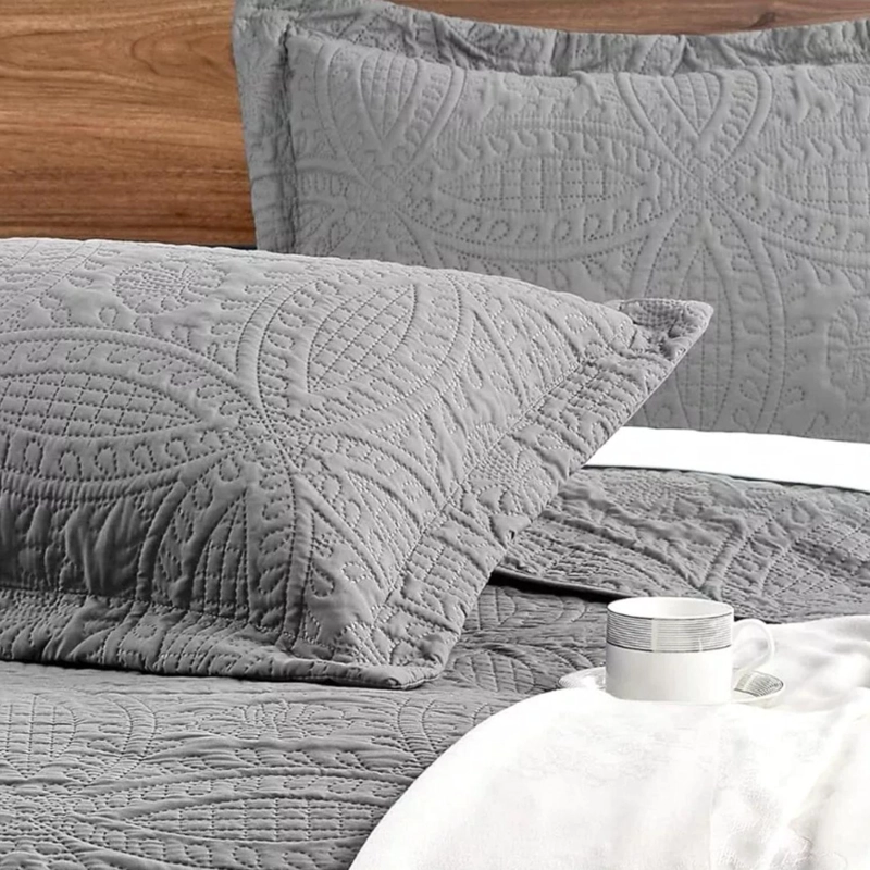 CUBRECAMA IMPORTCLICK GRIS BORDADO QUILT REVERSIBLE QUEEN 228X228 CM MÁS FUNDAS ALMOHADA - 5