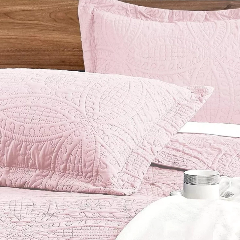 CUBRECAMA IMPORTCLICK ROSA QUILT REVERSIBLE QUEEN 228X228 CM MÁS FUNDAS ALMOHADA BLANCO - 3