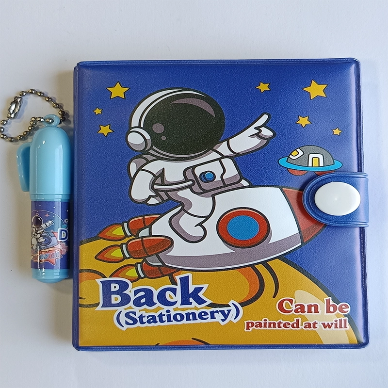 MINI LIBRETA CON DISEÑO ASTRONAUTA BROCHE Y LAPIZ 11 X 8 CM - 1
