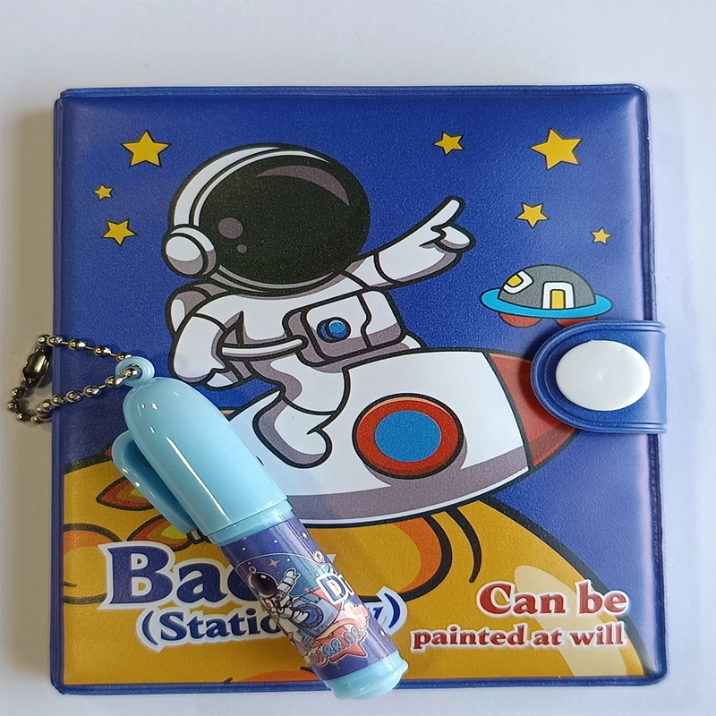 MINI LIBRETA CON DISEÑO ASTRONAUTA BROCHE Y LAPIZ 11 X 8 CM - 2