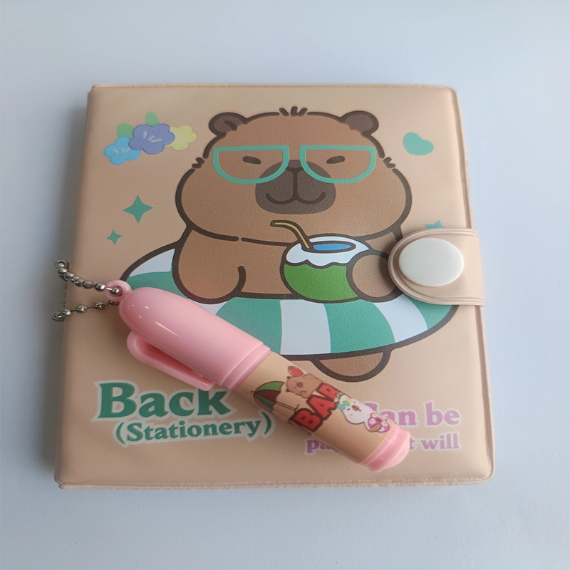 MINI LIBRETA CON DISEÑO DE CAPIBARA BROCHE Y LAPIZ 11 X 8 CM - 1