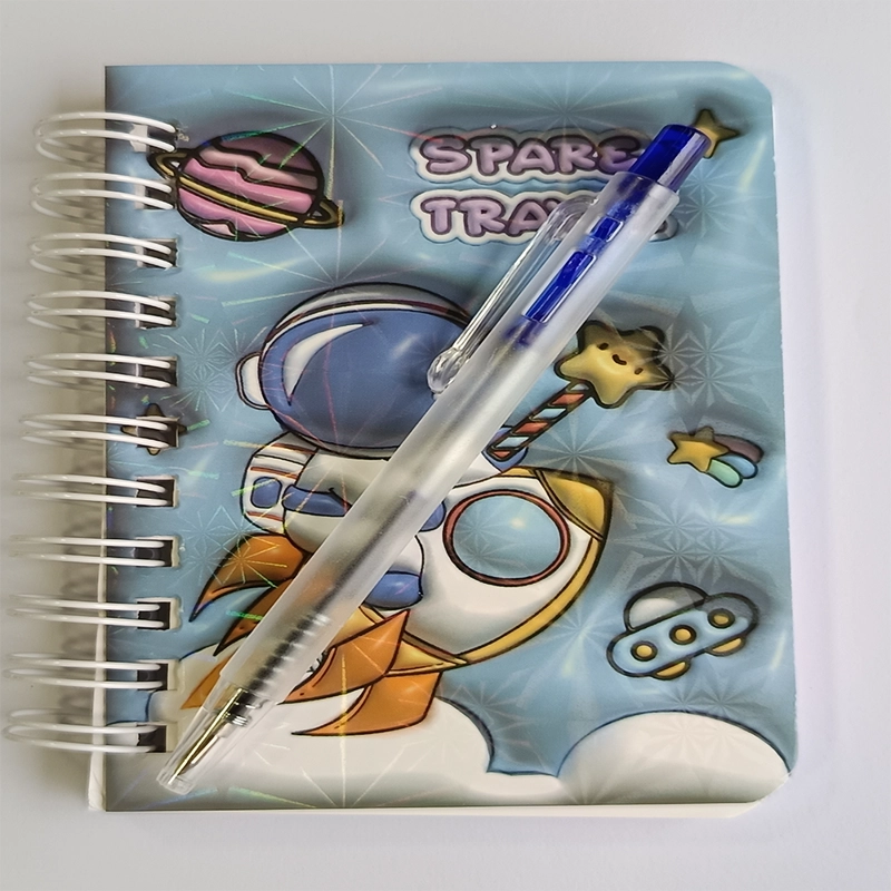 MINI LIBRETA CON DISEÑO ASTRONAUTA ESPIRAL Y LAPIZ 11 X 8 CM - 2