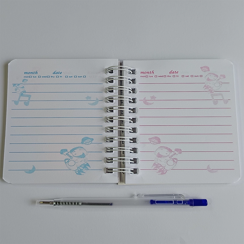 MINI LIBRETA CON DISEÑO ASTRONAUTA ESPIRAL Y LAPIZ 11 X 8 CM - 3