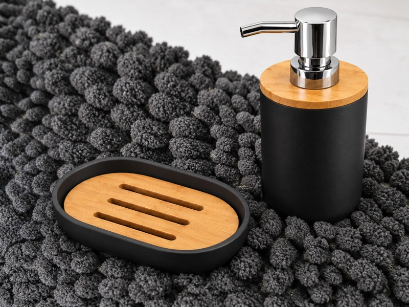 SET DE BAÑO 7 PIEZAS NEGRO MATE CON BAMBU INCLUYE BASURERO ESCOBILLA Y ALFOMBRA CHENILLE 45X70 CM - 4