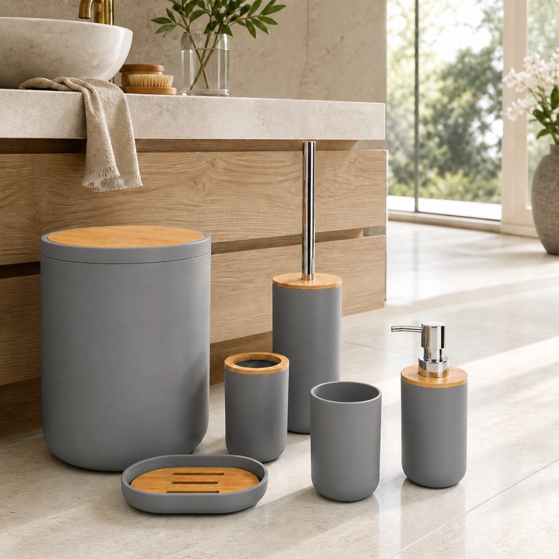 SET DE BAÑO 7 PIEZAS GRIS CON BAMBU INCLUYE BASURERO ESCOBILLA Y ALFOMBRA CHENILLE 45X70 CM - 4