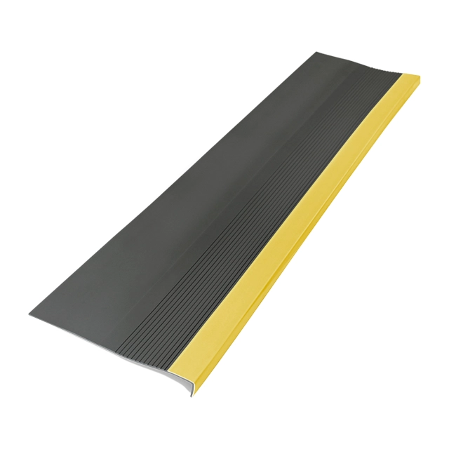 GRADA QRUBBER PVC ESTRIADA ALTO TRÁFICO 4 MM X 120 CM X 32 CM 1.6 KG - 1