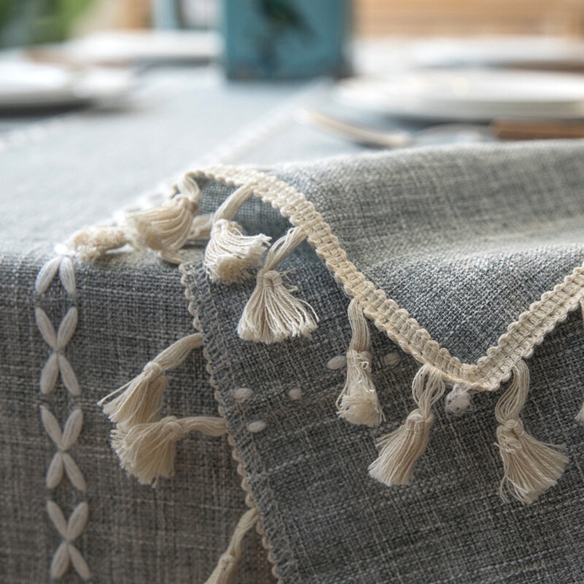 Mantel Rectangular Gris Piedra Con Bordados Lineales Blancos y Borlas 140 cm x 220 cm BOHEMIK - 5