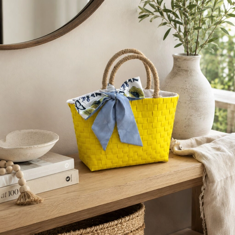 Cartera de Mano Javiera Amarilla con Pañuelo Decorativo - 1