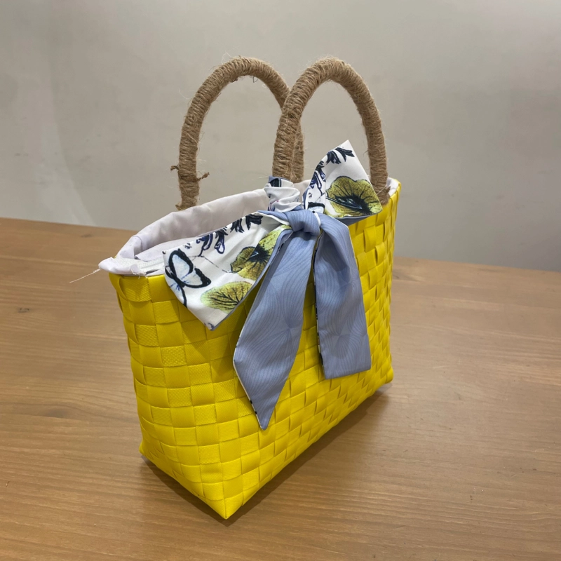 Cartera de Mano Javiera Amarilla con Pañuelo Decorativo - 4