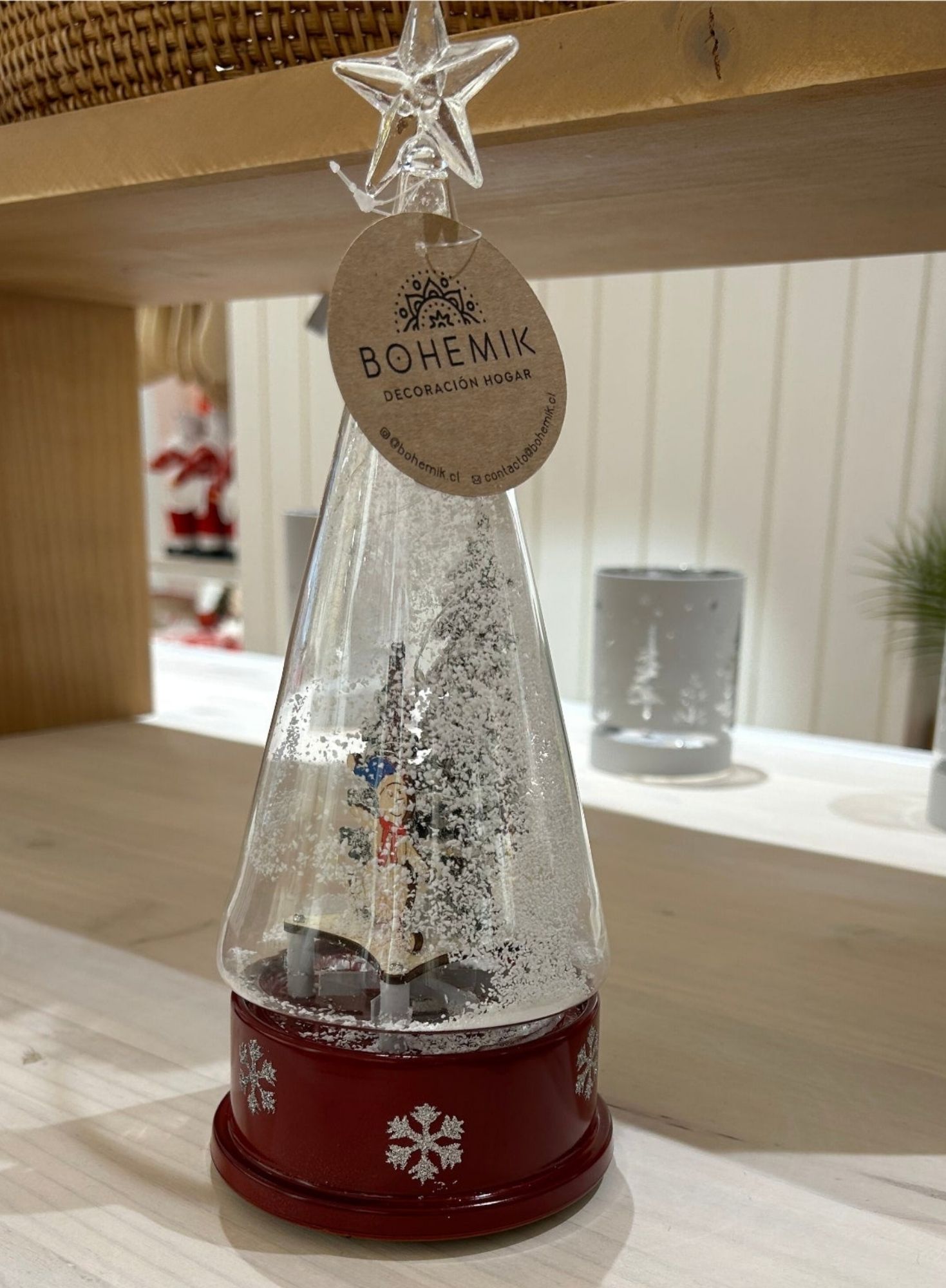 ADORNO NAVIDAD ROJO, LUMINOSO, MUSICAL CON NIEVE EN MOVIMIENTO de 28 cm - 2