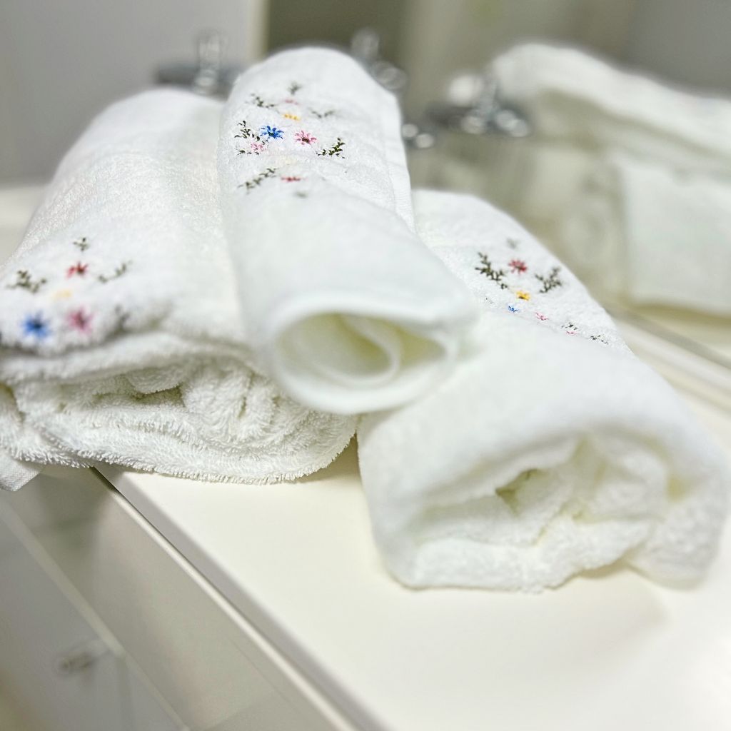 SET DE 3 TOALLAS BORDADAS ALGODON 550 GSM FLORAL  (1 X TAMAÑO)  Y CORTINA DE BAÑO AZZURRO - 5