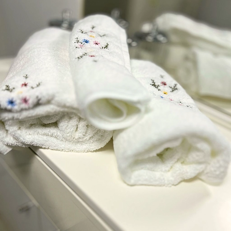 SET DE 3 TOALLAS BORDADAS ALGODON 550 GSM FLORAL  (1 X TAMAÑO)  Y CORTINA DE BAÑO AZZURRO - 7