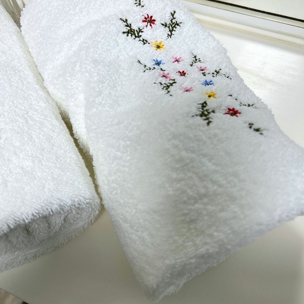 SET DE 3 TOALLAS BORDADAS ALGODON 550 GSM FLORAL  (1 X TAMAÑO)  Y CORTINA DE BAÑO AZZURRO - 8