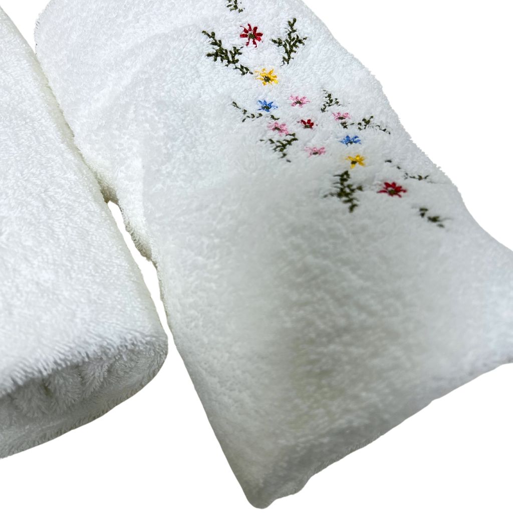 SET DE 3 TOALLAS BORDADAS ALGODON 550 GSM FLORAL  (1 X TAMAÑO)  Y CORTINA DE BAÑO AZZURRO - 9