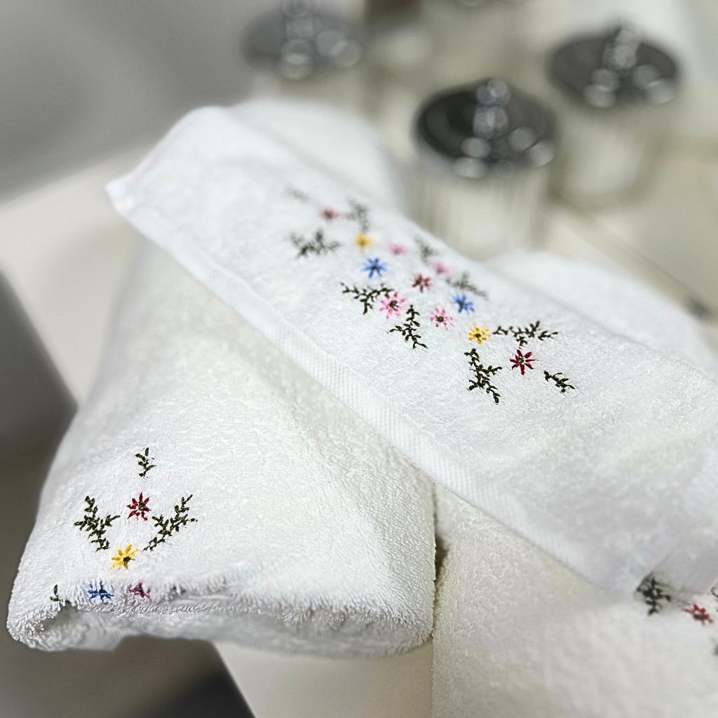 SET DE 3 TOALLAS BORDADAS ALGODON 550 GSM FLORAL  (1 X TAMAÑO)  Y CORTINA DE BAÑO AZZURRO - 10