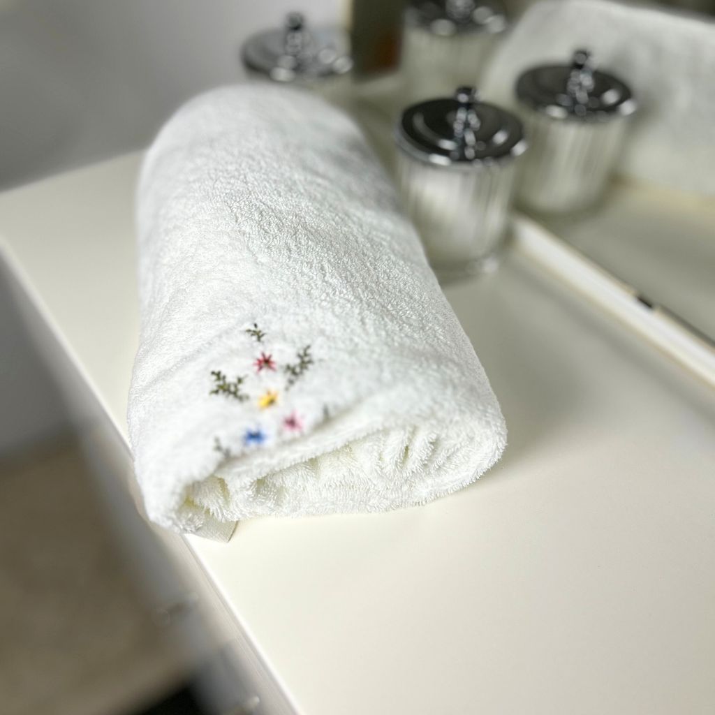 SET DE 3 TOALLAS BORDADAS ALGODON 550 GSM FLORAL  (1 X TAMAÑO)  Y CORTINA DE BAÑO AZZURRO - 11