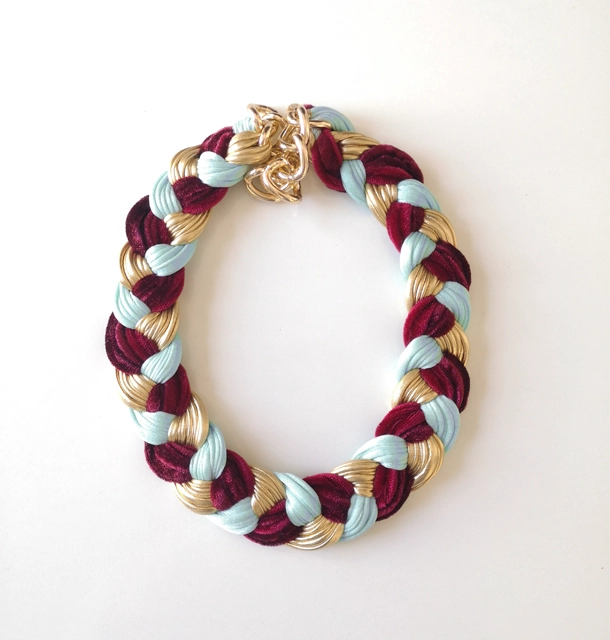 MARIA LA BIYUX COLLAR RED VELVELT QUEEN - 1