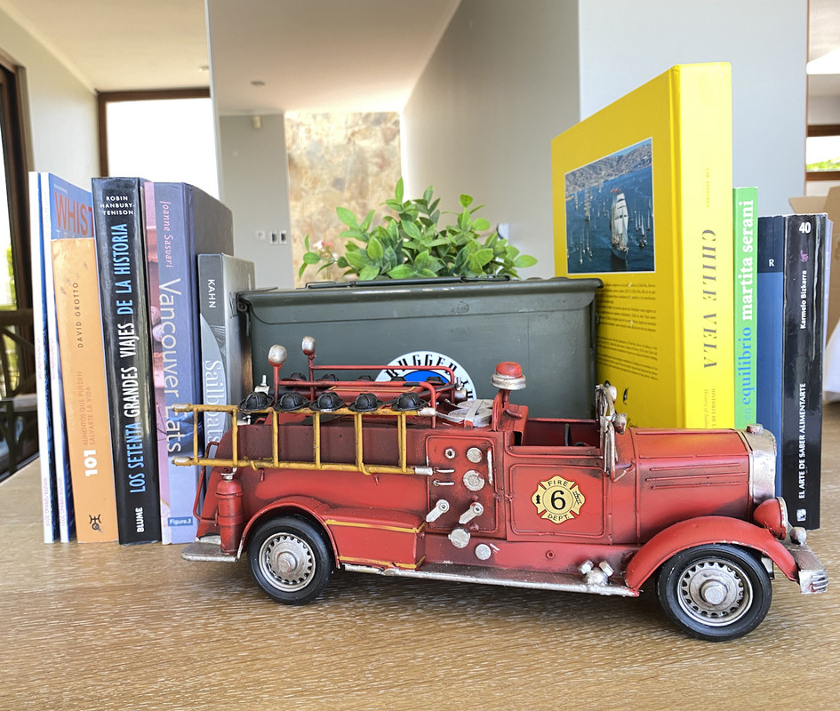 CAMIÓN DE BOMBEROS A ESCALA, DECORACIÓN VINTAGE EN FIERRO. - 6