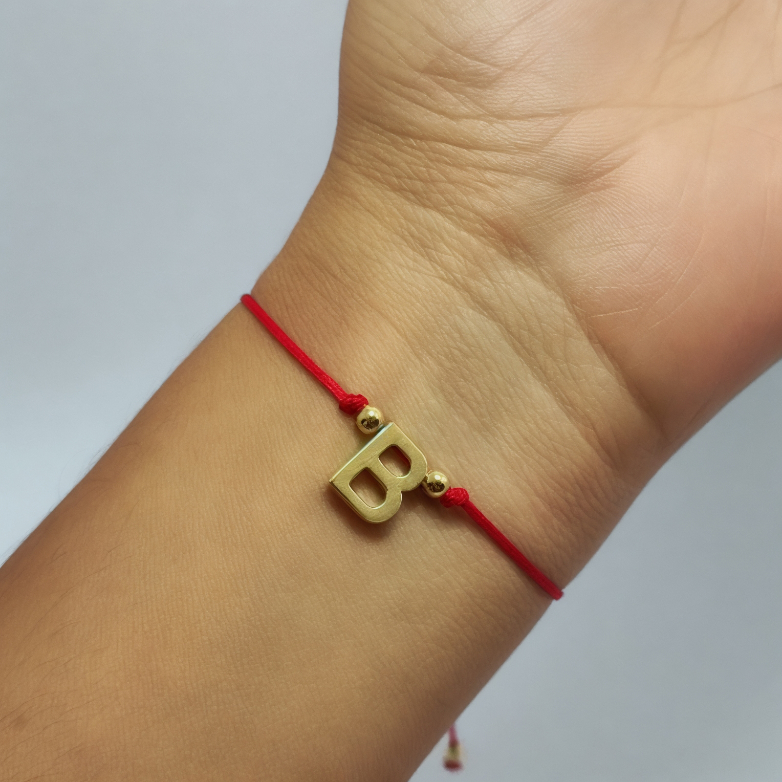 PULSERA ANDREA COGGIOLA JOYAS LETRA B CORDÓN ROJO ENCHAPADO ORO 18K - 2