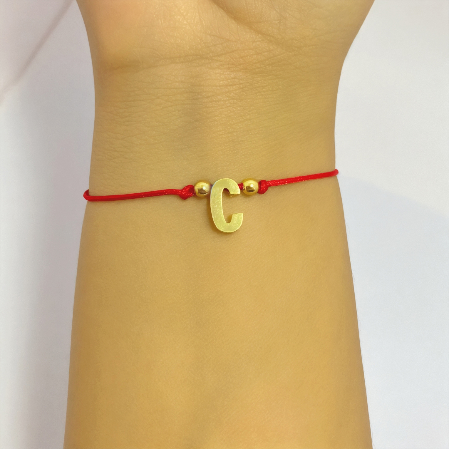 PULSERA ANDREA COGGIOLA JOYAS LETRA C CORDÓN ROJO ENCHAPADO ORO 18K - 3