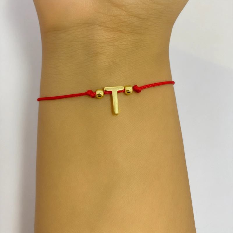 PULSERA ANDREA COGGIOLA JOYAS LETRA T CORDÓN ROJO ENCHAPADO ORO 18K - 3
