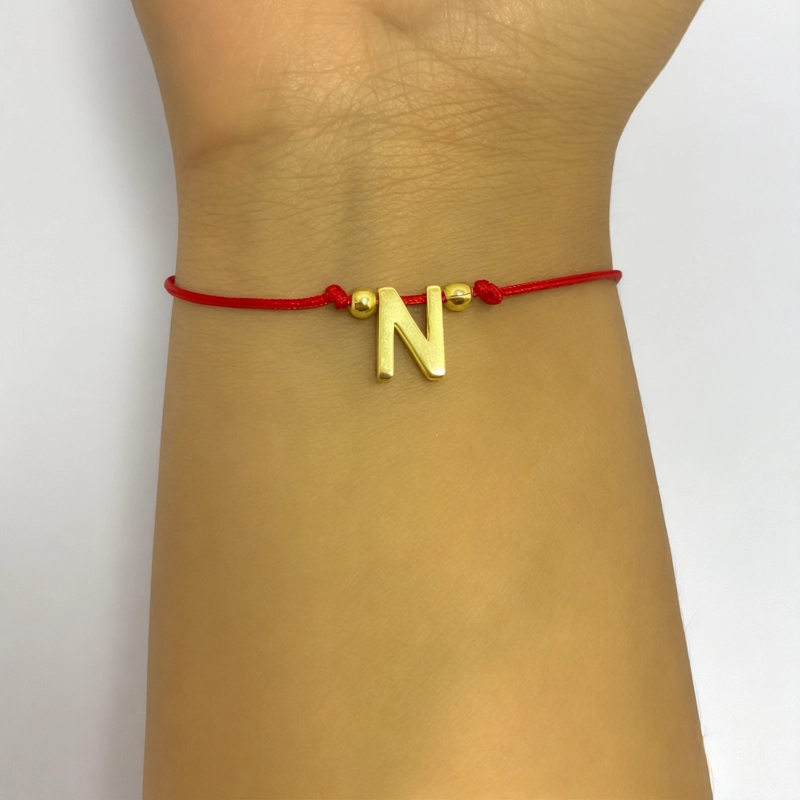 PULSERA ANDREA COGGIOLA JOYAS LETRA N CORDÓN ROJO ENCHAPADO ORO 18K - 3
